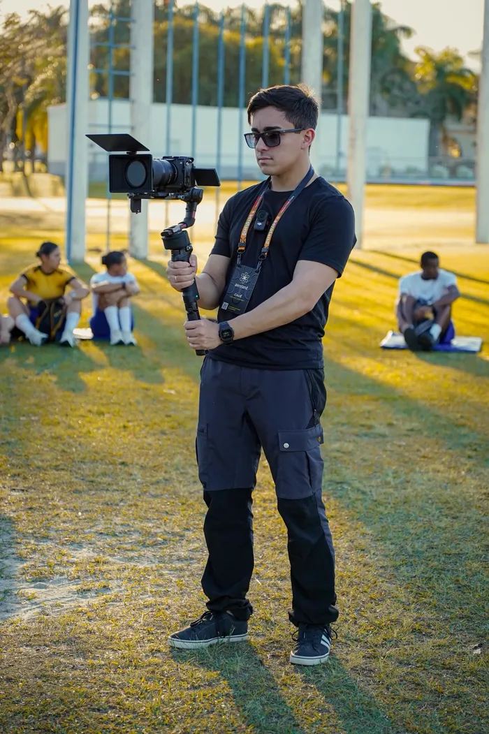 Cauê, videomaker do Video e Tal, com câmera em estabilizador durante uma cobertura